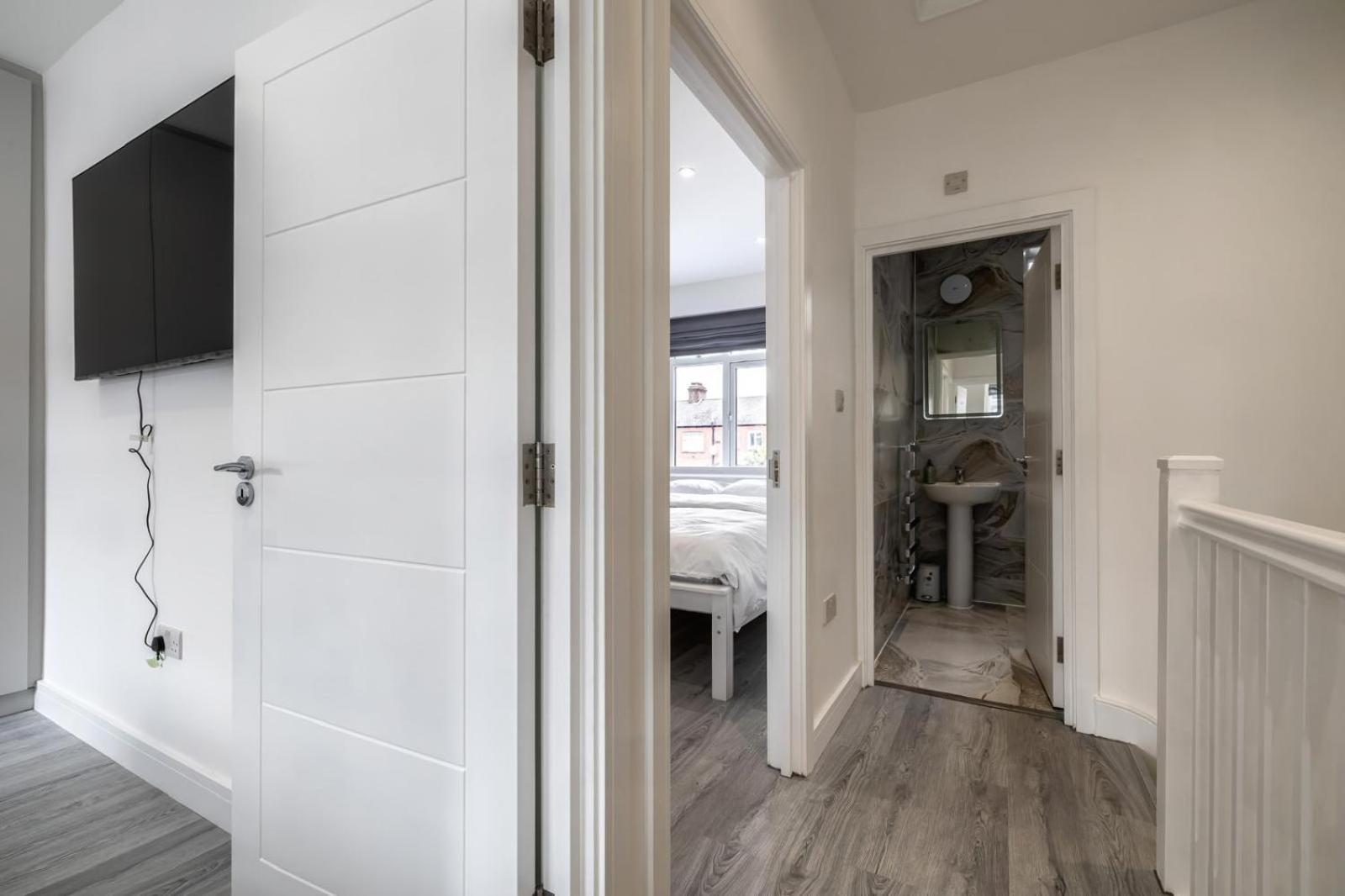 Modern Home With Driveway Parking For 2 Vehicles, Near Tottenham Hotspur Stadium, White Hart Lane Train Station London Ngoại thất bức ảnh